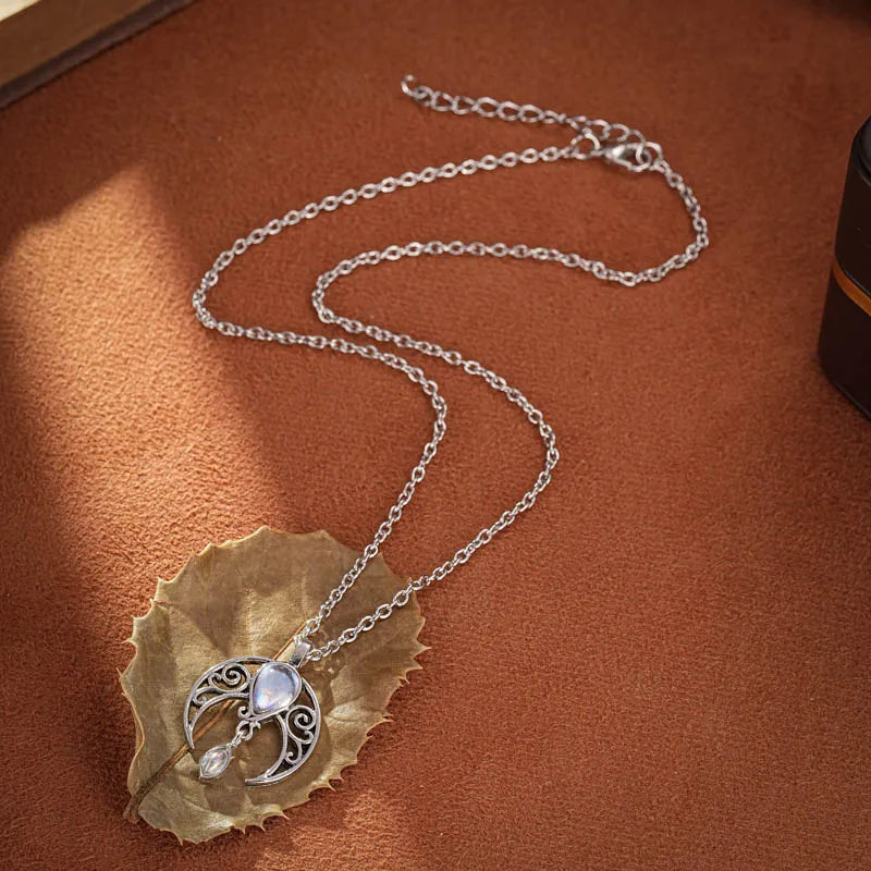 Mystische vintage Eleganz – Halbmond Halskette - sunny.side-Productions