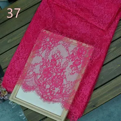 Edler Spitzenstoff – festliche Dekoration