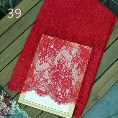 Edler Spitzenstoff – festliche Dekoration