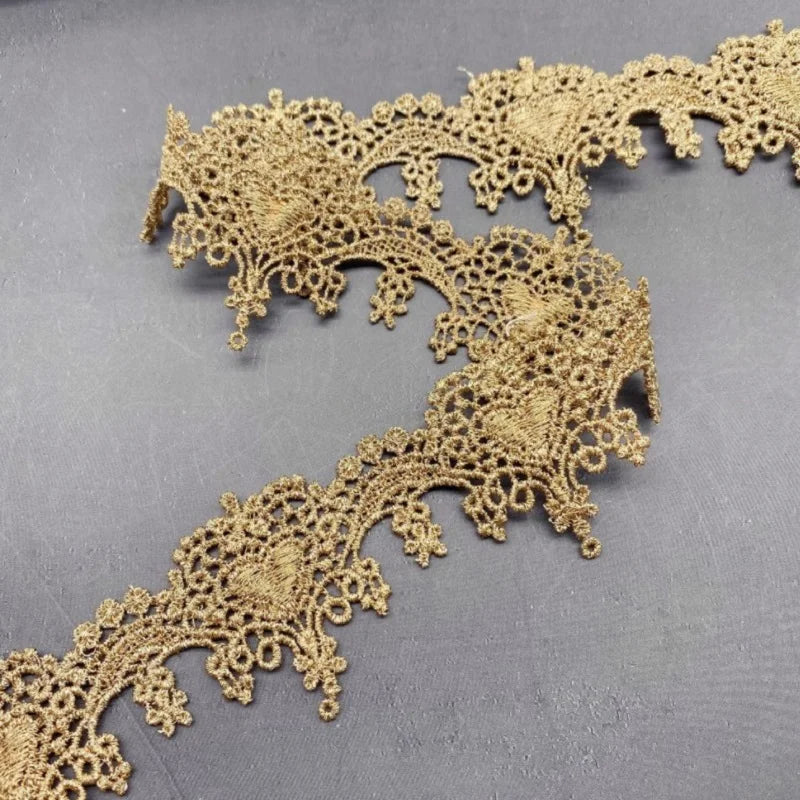 Goldene Spitze – Festliche Eleganz