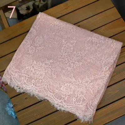 Edler Spitzenstoff – festliche Dekoration