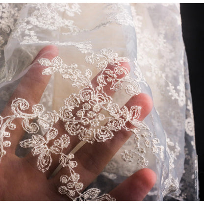 Spitzenstoff mit Stickmuster