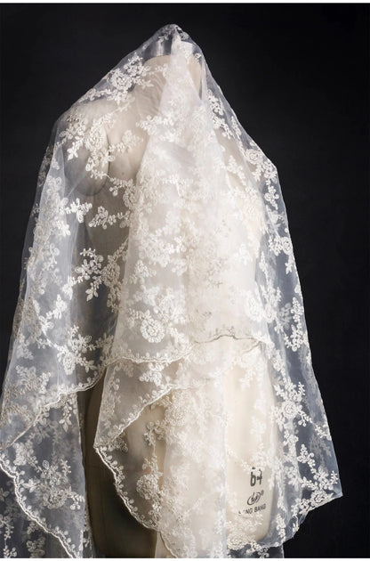 Spitzenstoff mit Stickmuster