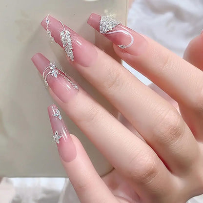 Glänzende Nailart – Strasssteine