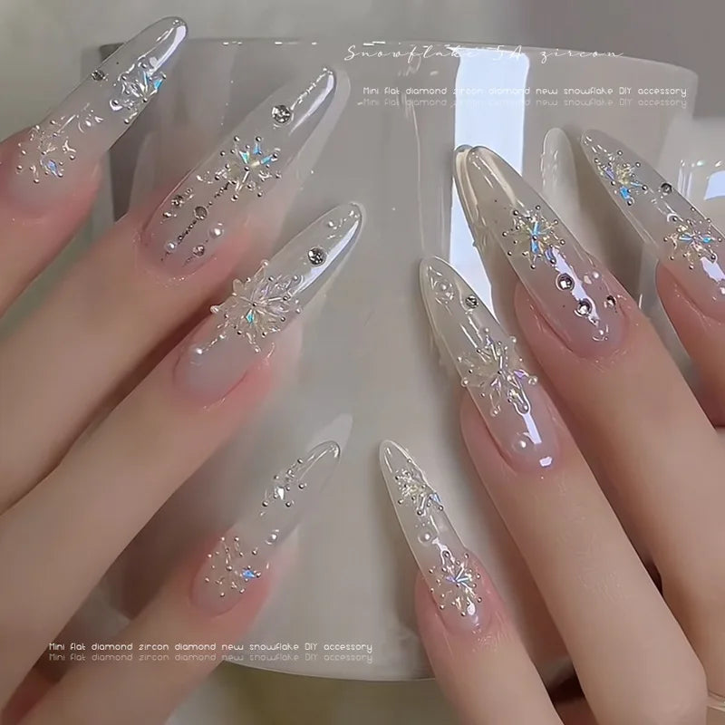 Glänzende Nailart – Strasssteine