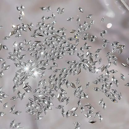 Glänzende Nailart – Strasssteine