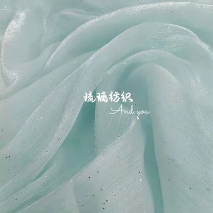 Glitzernder Organza-Stoff – funkelnde Weihnachtsdeko