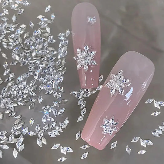 Glänzende Nailart – Strasssteine