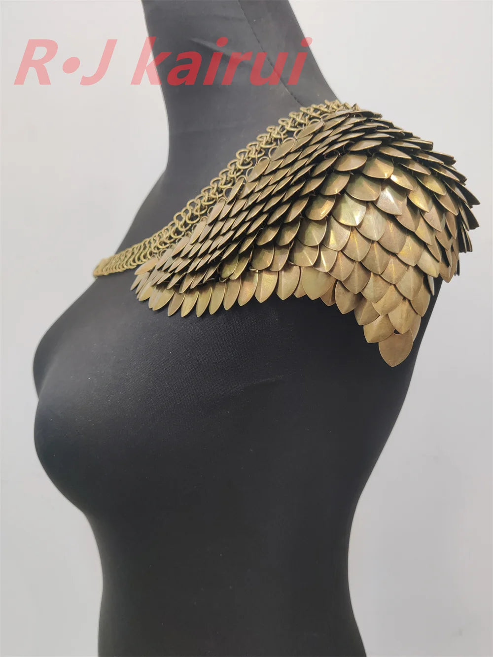 Schulterkette – Gold Scale Design